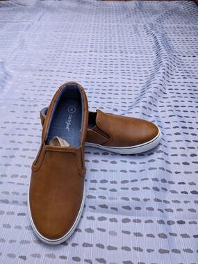 Cat & Jack Boys' "Rune" Slip-On Sneakers 
Size: 4 (Youth / Big Kid)